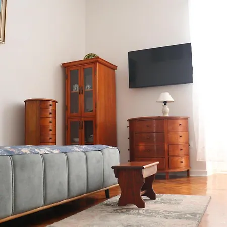 Charming Flat Near Center And *
